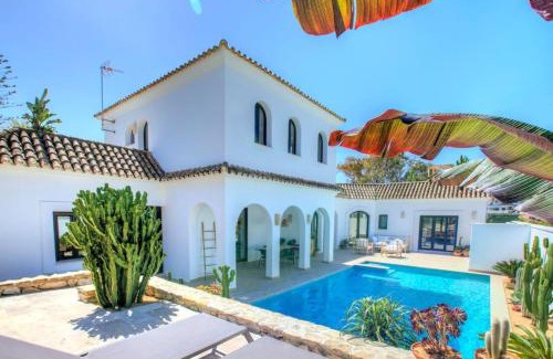 Conil de la Frontera Villa | Villa Mas Tranquila - A stylish villa with pool 150 m from the beach