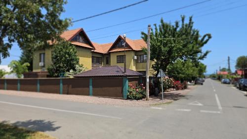 2 Mai House | Villa Mugur