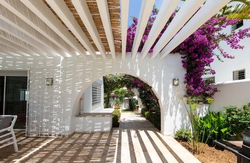Gammarth Villa | Villa Neptune: Piscine et Jeux en bord de mer