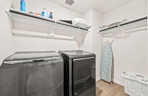Dallas Apartment | Villa, Newly Built 5BR, Sleeps 13, Close to Dallas