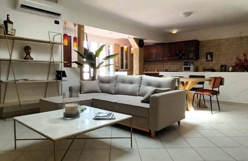 Ponte Galeria Villa | Villa Nikita