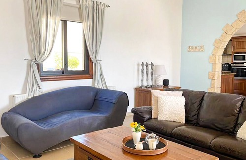 Peyia Town Villa | VILLA NIKKI 6 Guest Rooms, Infinity Pool, Amazing Sea & Mountain Views!