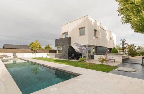 Villanueva del Pardillo Villa | Villa Oasis en Madrid con 3Hab, 4baños y elegante piscina