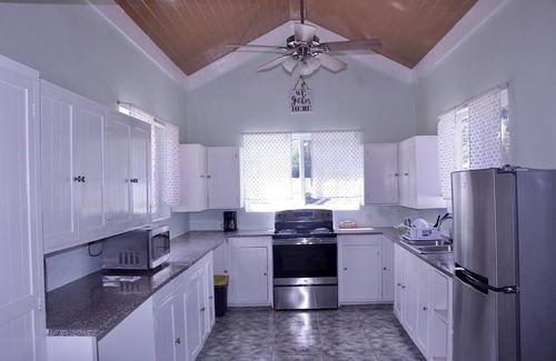 Discovery Bay Villa | Villa Oasis: Modern/Private Beach/Oceanfront
