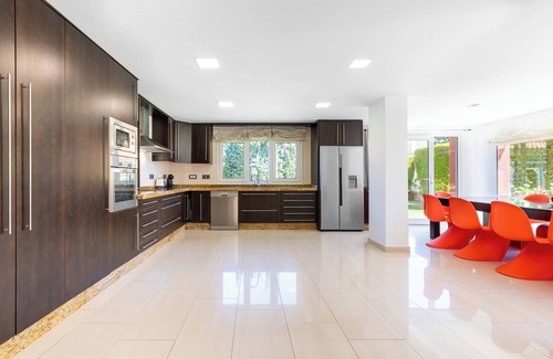 Guadalmar Villa | Villa 'Ohana 1 Luxury Villa' near Beach with Heated Pool, Terrace & Wi-Fi