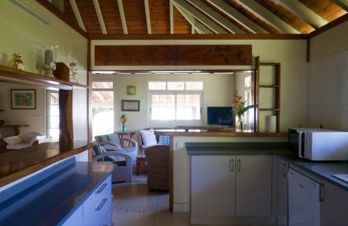 Cook's Bay Villa | Villa Ohana - 4BR Beachfront Villa
