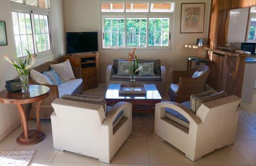 Cook's Bay Villa | Villa Ohana - 4BR Beachfront Villa