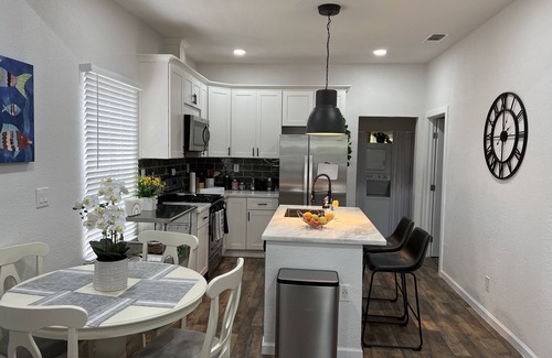 North Oak Park House | Villa on 6th Ave