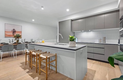 Newport Apartment | "Villa on Newport Lake" - Newport Q 4020