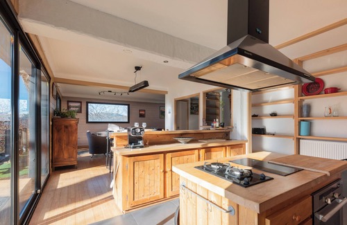 Bagneres-de-Bigorre House | Villa on the Hill in the Pyrenees with Mountain View, Private Terrace and Wi-Fi