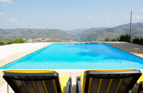 Peso da Regua Cottage | Villa overlooking the Douro River with Swimming Pool and Tennis Court