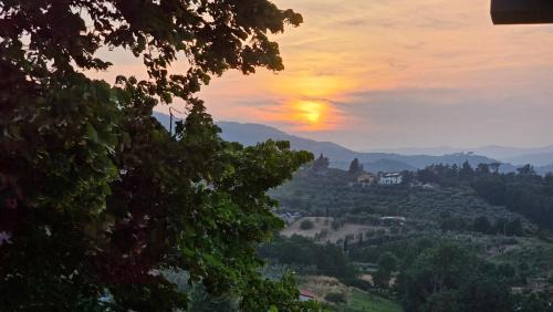 Casalguidi Villa | Villa panoramica con Jacuzzi privata tra Firenze & Lucca ,3 camere, 4 bagni