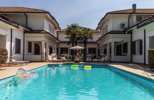 Nonantola Villa | Villa Petrone | Luxury Four Seasons-Jacuzzi&Pool