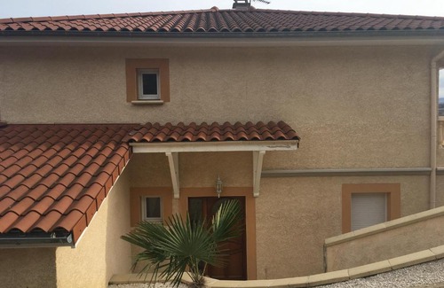 Saint-Genest-Lerpt Villa | VILLA PISCINE
