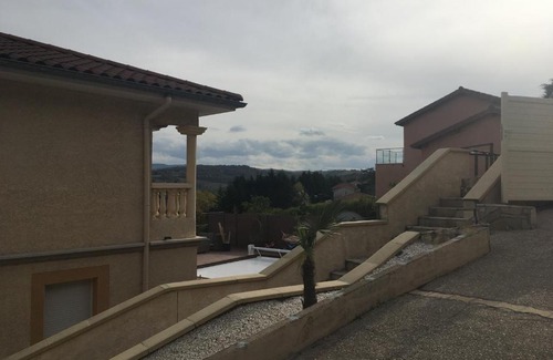 Saint-Genest-Lerpt Villa | VILLA PISCINE