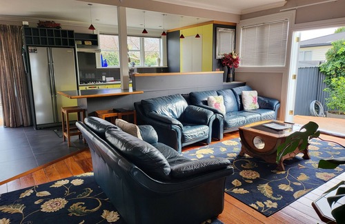 Martinborough Villa | Villa Rosa - a charming five bedroom villa with spa pool