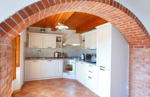 Casoli Villa | Villa Rosa. Sleeps up to 10 people,private pool(8.5m x 4.0m)+wifi radio internet