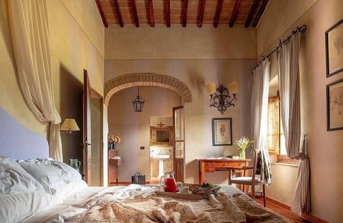 Rapale Villa | Villa Saffo: A charming three-story villa surrounded by meadows and by green hills, with Free WI-FI.