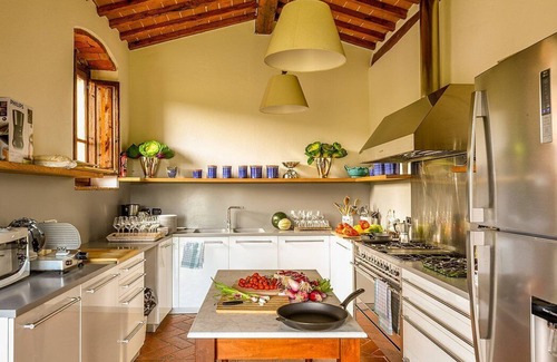 Rapale Villa | Villa Saffo: A charming three-story villa surrounded by meadows and by green hills, with Free WI-FI.
