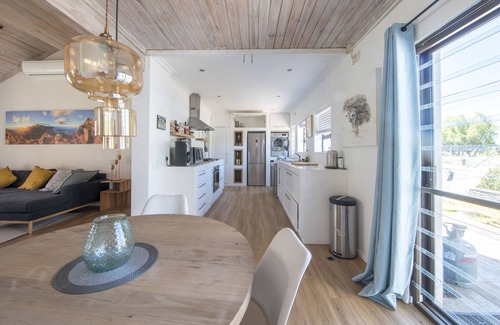 Plumstead House | Villa Sauvignon – Modern Home with Heated Pool, Outdoor Kitchen & Mountain Views