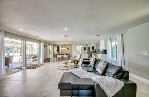 Lochmoor Waterway Estates Villa | Villa Seafan - remodeld, new furniture, heated pool, kayaks, perfect for boaters