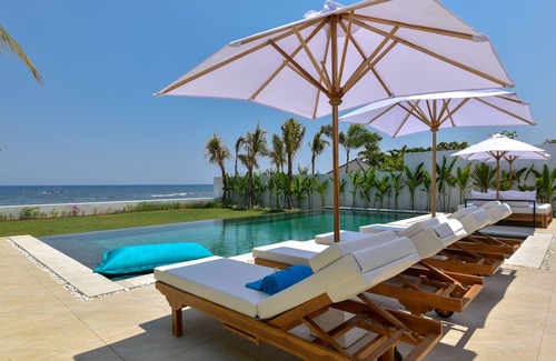 Lokapaksa Villa | VILLA SERENITY - PRIVATE, LUXURIOUS & OPEN CONCEPT BEACHFRONT VILLA