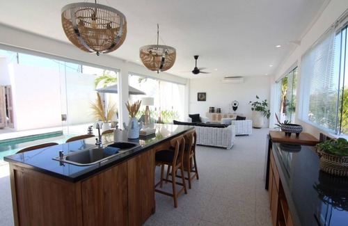 Batu Bolong Villa | Villa SisSa, Deluxe Villa with Rooftop Lounge, 5 mins drive to beaches nearby.