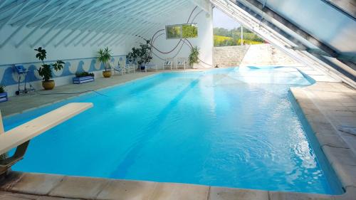 Crastes House | Villa spacieuse à Crastes avec piscine privée et vue montagne