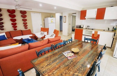 Sunshine Coast House | Villa Stay: 2 Private Spacious Rooms by Kawana patrolled Beach, Hospital & Shops