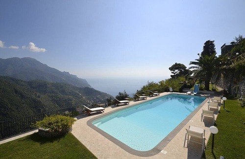 Ravello Villa | Villa Stilnovo: A splendid and luminous two-story villa which faces the sun and the sea, with Free WI-FI.