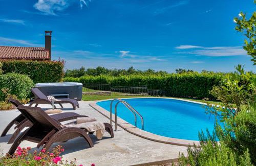 Vardica Villa | Villa Toscana for 6 people near Umag with private pool, jacuzzi & sea view - pet friendly