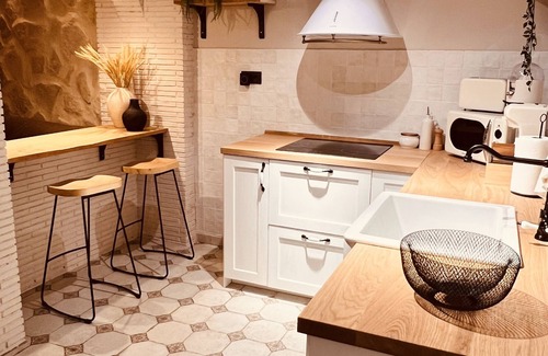 Requena Villa | Villa 'Valeria, Casa Cueva 1748' with Private Terrace, Wi-Fi and Air Conditioning
