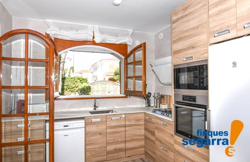 El Roc de Sant Gaieta House | Villa with large garden and pool, next to the beach