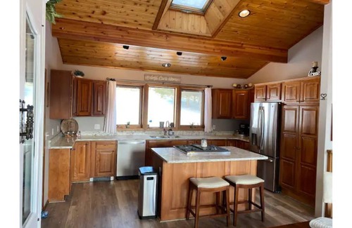 Oxford House | Village Hallmark House - Stunning Winter Chalet w/Views & Walk to Town