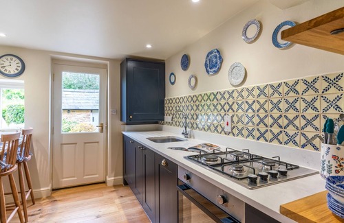 Charlbury Cottage | Vine Cottage, Charlbury - sleeps 2 guests in 2 bedrooms