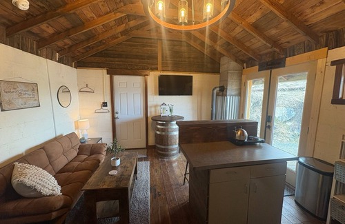 Pateros Apartment | Vineyard Bunkhouse studio near Chelan