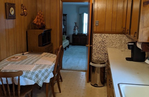 Burlington House | Vintage 2 bedroom w/large yard space