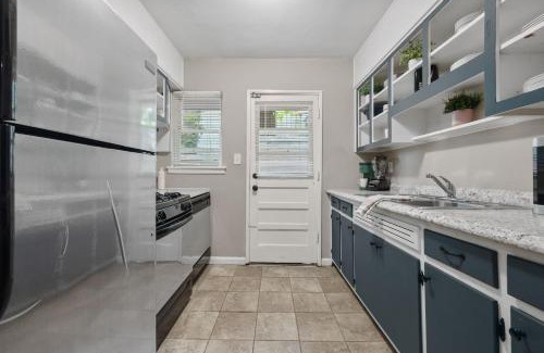 Lindridge-Martin Manor House | Vintage 2BR house with huge fenced yard & Parking