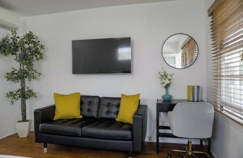 North of Wilshire Apartment | Vintage and Cozy Studio in Santa Monica - C
