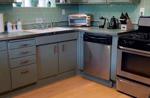 Rogers Park Apartment | Vintage City Chic: The Artist's Haven. 5 Blocks from Lake Michigan!