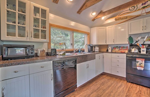 Cambridge Springs House | Vintage Farmhouse ~ 2 1/2 Mi to Mount Pleasant Ski