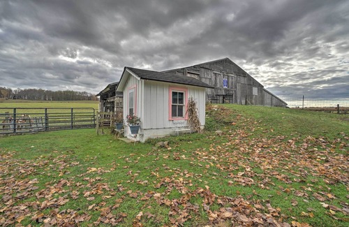 Cambridge Springs Cottage | Vintage Farmhouse ~ 2 1/2 Mi to Mount Pleasant Ski