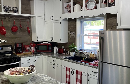 Ottumwa House | Vintage Farmhouse with Parking right in the City! Family Friendly, Fenced Yard.