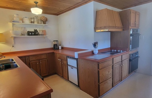 Kimberley House | Vintage Hideaway With a view and Hot-Tub