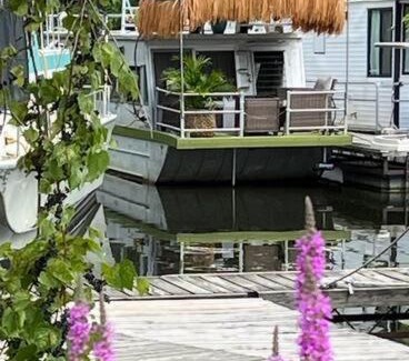 Sabula Boat Rental | Vintage Minnow for 2 Houseboat