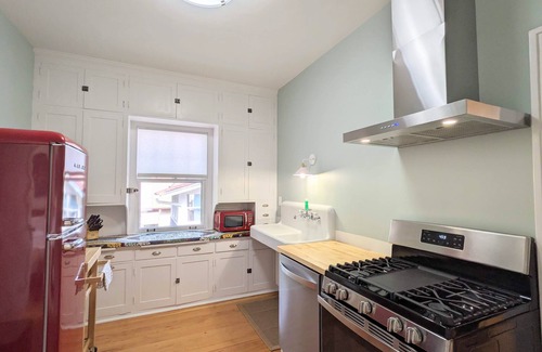 Union Park Apartment | Vintage modern craftsman charmer - upper level duplex close to everything