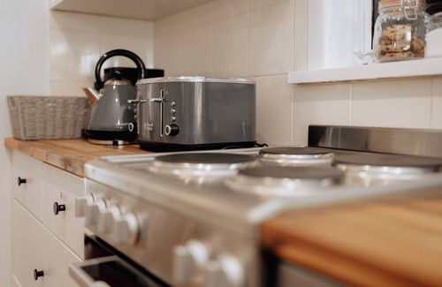 Olinda House | Vintage Olinda Cottage with a Touch of Modernity & Cafes Walking Distance