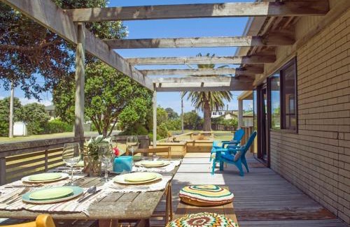 Whangamata House | Vintage Pohutukawa - Whangamata Bach