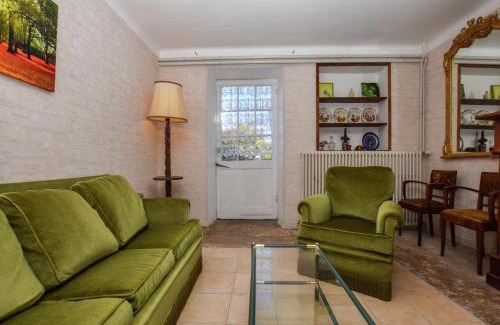Montfaucon House | Vintage Retreat in Montfaucon