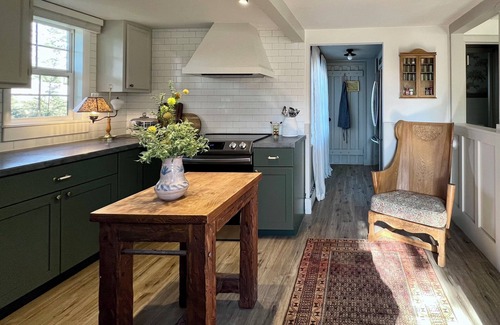 State College House | VINTAGE VIBES - HOT TUB - KING BED - COTTAGE ABODE